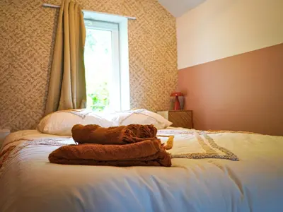 Un ou plusieurs lits dans un hébergement de l'établissement Idéal pour couple, famille&pros - jusqu'à 6 pers - Classé 2 étoiles - Baignoire Balnéo - Espace de travail dédié - A 10min de la gare SNCF, du centre ville d'Angoulême, et du Musée de la BD - Parking privé et gratuit - Wifi gratuit