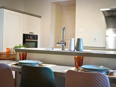 Cuisine ou kitchenette dans l'établissement Idéal pour couple, famille&pros - jusqu'à 6 pers - Classé 2 étoiles - Baignoire Balnéo - Espace de travail dédié - A 10min de la gare SNCF, du centre ville d'Angoulême, et du Musée de la BD - Parking privé et gratuit - Wifi gratuit