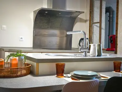 Cuisine ou kitchenette dans l'établissement Idéal pour couple, famille&pros - jusqu'à 6 pers - Classé 2 étoiles - Baignoire Balnéo - Espace de travail dédié - A 10min de la gare SNCF, du centre ville d'Angoulême, et du Musée de la BD - Parking privé et gratuit - Wifi gratuit
