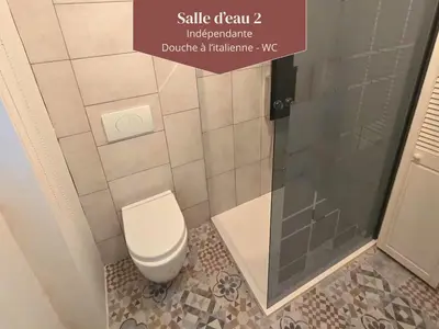 Salle de bains dans l'établissement Idéal pour couple, famille&pros - jusqu'à 6 pers - Classé 2 étoiles - Baignoire Balnéo - Espace de travail dédié - A 10min de la gare SNCF, du centre ville d'Angoulême, et du Musée de la BD - Parking privé et gratuit - Wifi gratuit