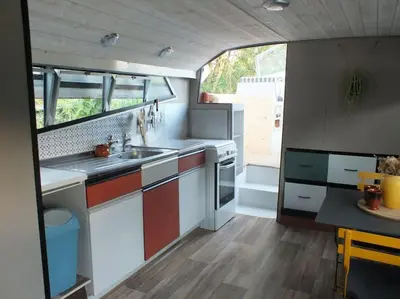 Cuisine ou kitchenette dans l'établissement Nuits insolites sur un bateau