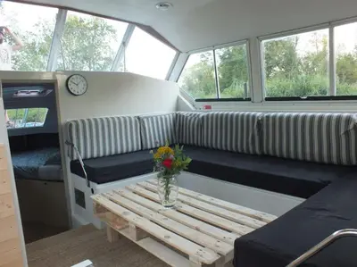 Coin salon dans l'établissement Nuits insolites sur un bateau