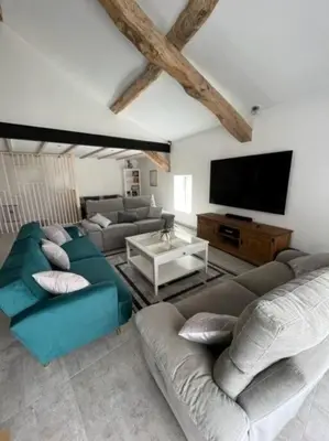 Télévision ou salle de divertissement dans l'établissement La Grange des Colporteurs