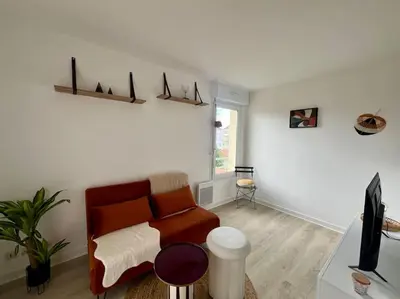 Télévision ou salle de divertissement dans l'établissement T1 de standing à Port Boinot avec balcon