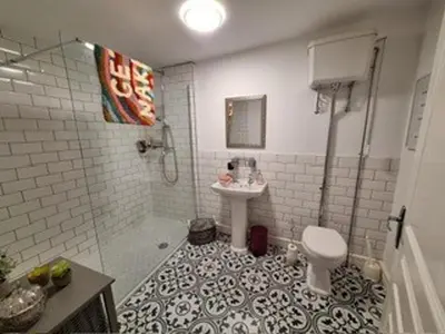 Salle de bains dans l'établissement 3Bed House- Sleeps 6 - Pool Garden Pets Parking