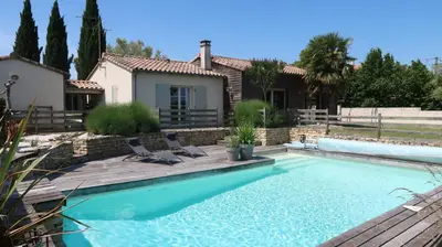 Piscine de l'établissement Chambre Taru ou située à proximité