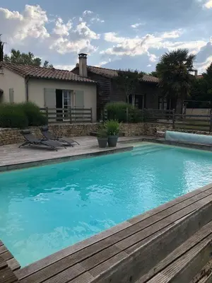 Piscine de l'établissement Chambre Taru ou située à proximité