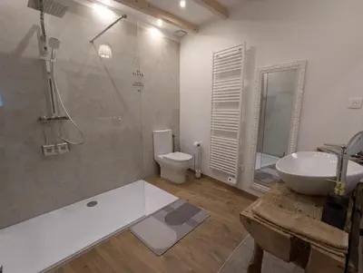 Salle de bains dans l'établissement La Grange - La Grange des Colporteurs