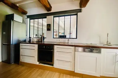 Cuisine ou kitchenette dans l'établissement Charming house near Ile de Ré with terrace