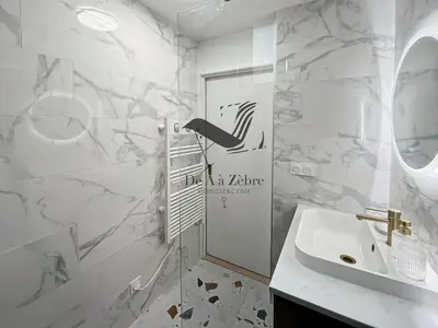 Salle de bains dans l'établissement L'Escale d'Audry - Appartement sur cour situé en plein coeur de ville