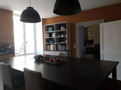 Bibliothèque dans la villa
