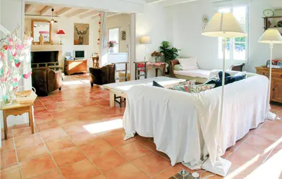 Coin salon dans l'établissement Awesome Home In Romegoux