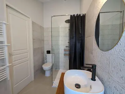 Salle de bains dans l'établissement LA VINCELLA Gîte de charme , proche d'Angoulême, 3 chambres
