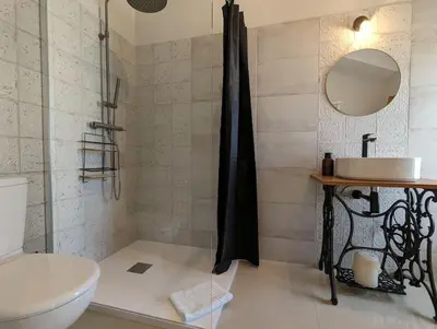Salle de bains dans l'établissement LA VINCELLA Gîte de charme , proche d'Angoulême, 3 chambres