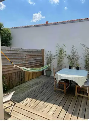 Balcon ou terrasse dans l'établissement Charmante maison de ville avec terasse intime