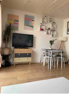 Télévision ou salle de divertissement dans l'établissement Charmante maison de ville avec terasse intime
