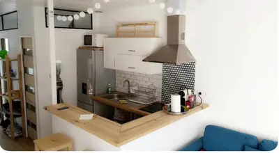 Cuisine ou kitchenette dans l'établissement Charmante maison de ville avec terasse intime