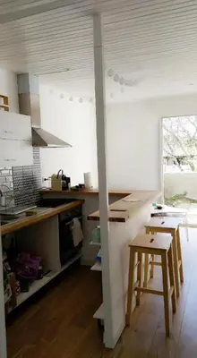 Cuisine ou kitchenette dans l'établissement Charmante maison de ville avec terasse intime