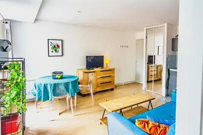 Télévision ou salle de divertissement dans l'établissement REPAIRE CENTRAL - Chic & Moderne - Wifi Gratuit - Parfaitement équipé - Centre-Ville Historique