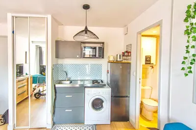 Cuisine ou kitchenette dans l'établissement REPAIRE CENTRAL - Chic & Moderne - Wifi Gratuit - Parfaitement équipé - Centre-Ville Historique