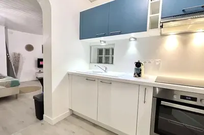 Cuisine ou kitchenette dans l'établissement La Petite Fleur - Centre ville
