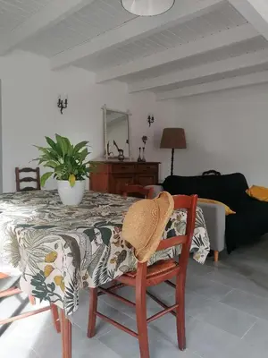 Coin salon dans l'établissement Gîte des Abeilles