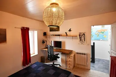 Télévision ou salle de divertissement dans l'établissement la petite maison pour deux