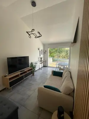 Télévision ou salle de divertissement dans l'établissement Maison avec grand espace en hauteur