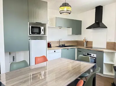 Cuisine ou kitchenette dans l'établissement Appartement 2 chambres - 6 personnes - Centre de Parthenay - Garage et Wifi