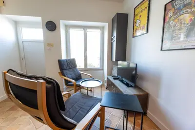 Coin salon dans l'établissement Parthenay Centre-Ville - Maison avec 1 chambre