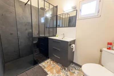 Salle de bains dans l'établissement Parthenay Centre-Ville - Maison avec 1 chambre