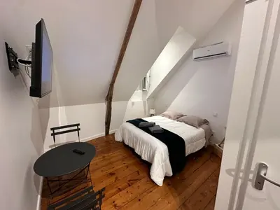 Télévision ou salle de divertissement dans l'établissement CHAMBRE 4 Face au Donjon