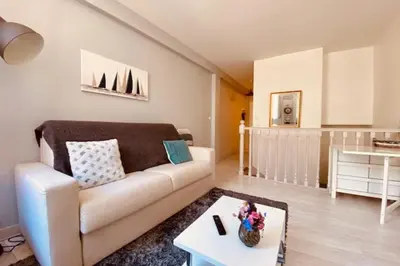 Cuisine ou kitchenette dans l'établissement Bright duplex 50m from the port of La Rochelle