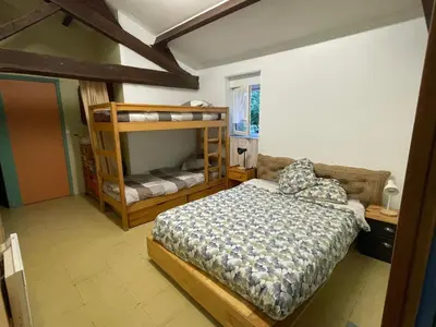 Un ou plusieurs lits dans un hébergement de l'établissement chambre 4 personnes avec entrée indépendante , grand parking, salle de bain, wc