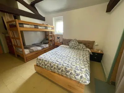 Un ou plusieurs lits dans un hébergement de l'établissement chambre 4 personnes avec entrée indépendante , grand parking, salle de bain, wc