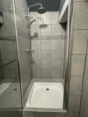 Salle de bains dans l'établissement chambre 4 personnes avec entrée indépendante , grand parking, salle de bain, wc