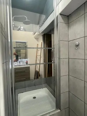 Salle de bains dans l'établissement chambre 4 personnes avec entrée indépendante , grand parking, salle de bain, wc
