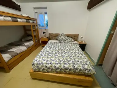 Un ou plusieurs lits dans un hébergement de l'établissement chambre 4 personnes avec entrée indépendante , grand parking, salle de bain, wc