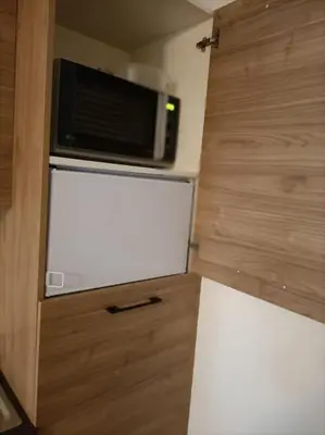 Cuisine ou kitchenette dans l'établissement Belle maison au bord du plan d'eau
