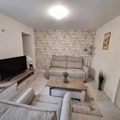Belle maison au bord du plan d'eau