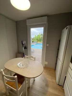 Piscine de l'établissement entre terre et mer ou située à proximité