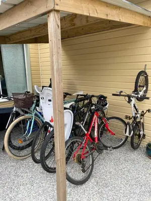 Vélo sur le terrain de l'établissement entre terre et mer ou dans les environs