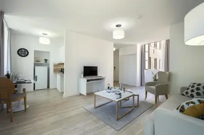 Télévision ou salle de divertissement dans l'établissement Résidence de Poitiers