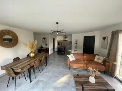 Coin salon dans l'établissement Charmante maison neuve