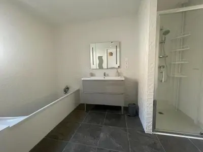 Salle de bains dans l'établissement Charmante maison neuve