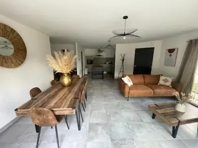 Coin salon dans l'établissement Charmante maison neuve