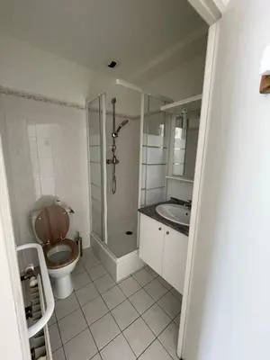 Salle de bains dans l'établissement Le Logis de Sally