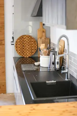 Cuisine ou kitchenette dans l'établissement La Rocque