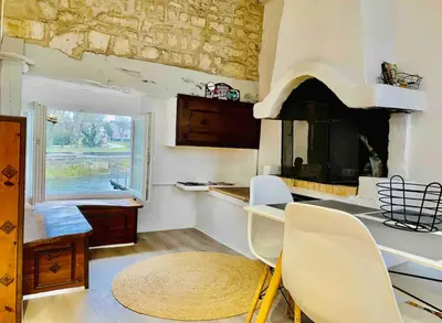 Cuisine ou kitchenette dans l'établissement Le Quai 2, ancien Moulin au Bord de la Charente - Charme et Sérénité à Jarnac
