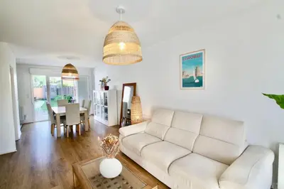 Coin salon dans l'établissement Charmante maison avec piscine